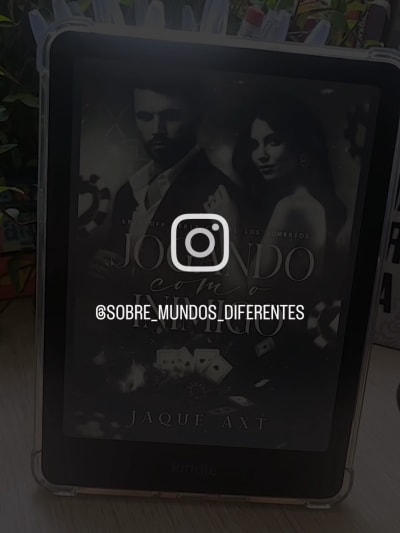 Leitura do dia: Jogando com o inimigo, da @jaqueaxtautora Desmond é o garoto pobre que virou magnata. Criado pelo pai, viu as atrocidades…