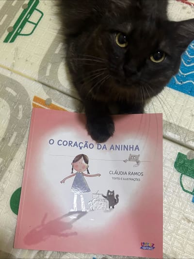 Gente… Que livro lindo! 🥹 Nos mostra como pequenos atos de bondade têm o poder de mudar tudo! Meu filho (dono desse gatinho preto) amou!…