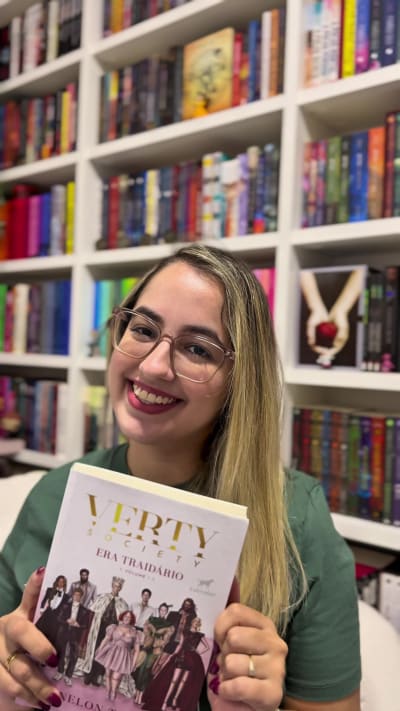 ✨ Hoje é dia de trazer minha opinião sobre esse livro de fantasia distópica com críticas sociais, que se tornou um dos meus favoritos…