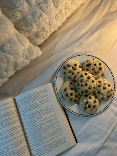 Fazendo cookies pra ler um livro 🍪💌📖✨ Receita: 1/2 xícara de açúcar 1 ovo 3 colheres de sopa de manteiga 1 colher de chá de essência de…