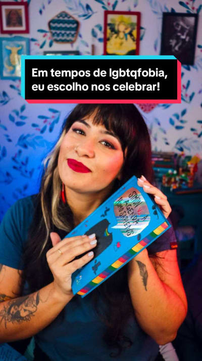 Em tempos de pessoas que se recusam a ler as nossas histórias e reconhecer a nossa humanidade, eu escolho nos celebrar. E também celebrar…