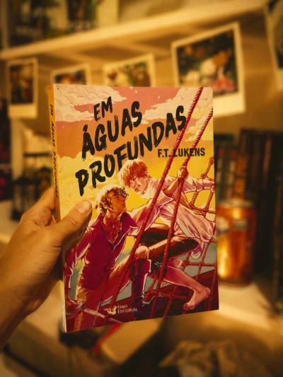 Unboxing épico do meu novo livro " Em águas profundas ", tava muito ansiosa por esse livro e FINALMENTE chegou 📦😮‍💨 #livrostiktok…