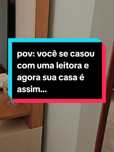 aqui em casa, todo cômodo tem algo que lembra meu marido o tipo de esposa que ele tem 🤣🤭 #livros #books #leitor #casalliterario…