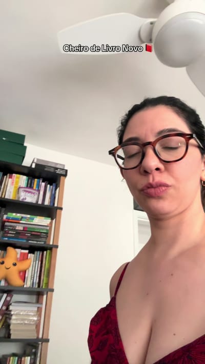 POV: você não sabia que livro novo tinha esse cheiro. #books #bookstagram #livros #livro #livraria