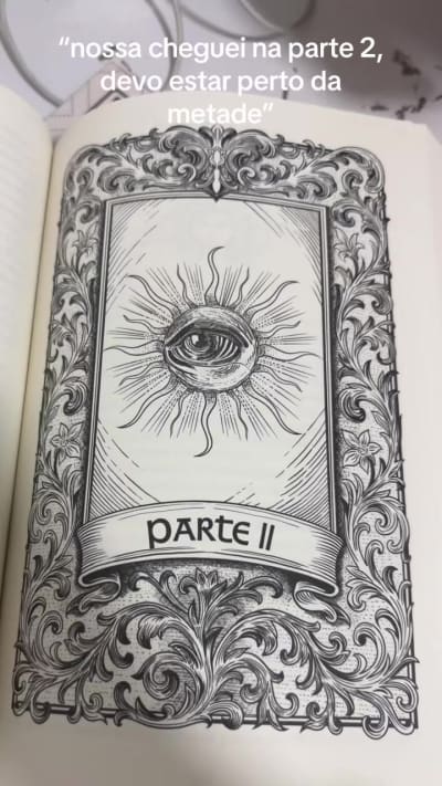 fiquei gag ao ver o tamanho pessoalmente 😍 livro: alchemised 18+