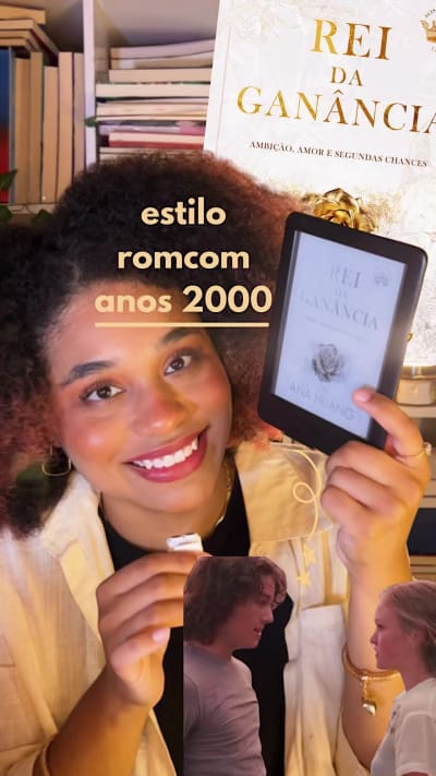 LIVRO PERFEITO pra quem gosta de comédia romântica 💛✨ principalmente quando o cara faz de TUDO pra conquistar a mocinha!! livro: rei do…