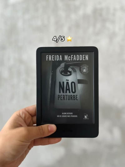 Mais um livro da Freida que começa estranho e só vai ficando mais estranho. 😂 Quinn está fugindo depois de cometer um crime e acaba em um…