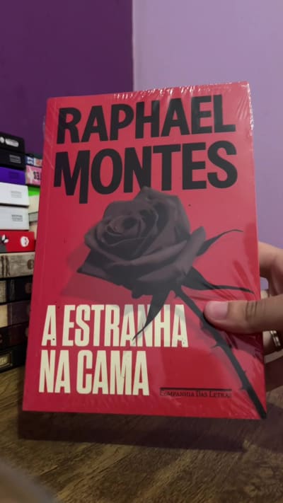 A Estranha na Cama - Raphael Montes O novo livro dele finalmente chegou por aqui! Em seu primeiro thriller erótico, o autor mistura…