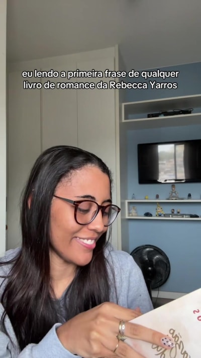 Ela escreve automaticamente eu to lendo 😝 @Editora Arqueiro #booktokbrasil #BookTok #rebeccayarros #romancebooks #foryou