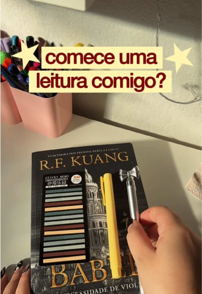 Um dos livros mais lindos da minha estante, se ele fosse capa dura seria a primeira maravilha do mundo. Ansiosa pra essa história.✨✨🤎…