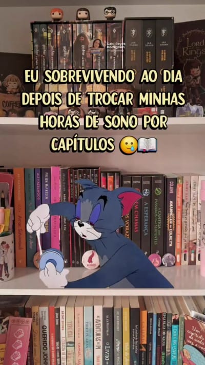 É nessa de só mais um capítulo… 😴🫩📚😂✨ #tiktok #foryoupage #livros #booktok #meme