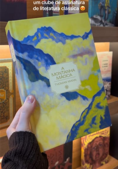 Já pensou em receber, todos os meses, os maiores clássicos da literatura em edições especiais, com capa dura, fitilho, centenas de notas…