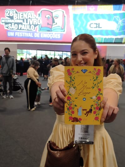 autoras legais combinam o look do dia com a capa do seu livro!!! #bienaldolivrosp #bienaldolivro #writertok #booktokbrasil #romancedeepoca