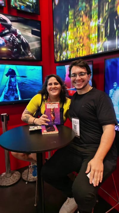 Tive o privilégio de poder encontrar e entrevistar a maravilhosa @Jana Bianchi no estande da @Editora Aleph. A escritora de "Uma Longa…