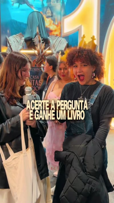 Minha primeira vez entregando livros na bienal 🥺🥰 gente, eu ameiiiiii!!!