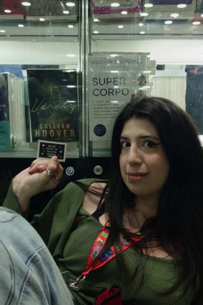 O melhor adesivo de todos os tempos!! . #BookTok #livros #colleenhoover