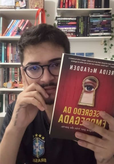 O Segredo da Empregada: aquele livro que começa de um jeito e, quando você acha que entendeu tudo… 🤡📚 Sem spoilers, mas eu PRECISO…