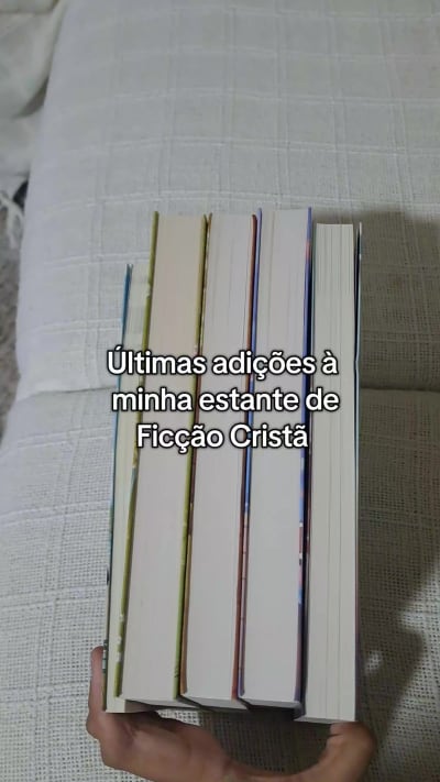 Onde estão os apaixonados por romance? Nem só de Fantasia vive minha estante de Ficção Cristã 🤭 Já leu algum? Me conta nos comentários…