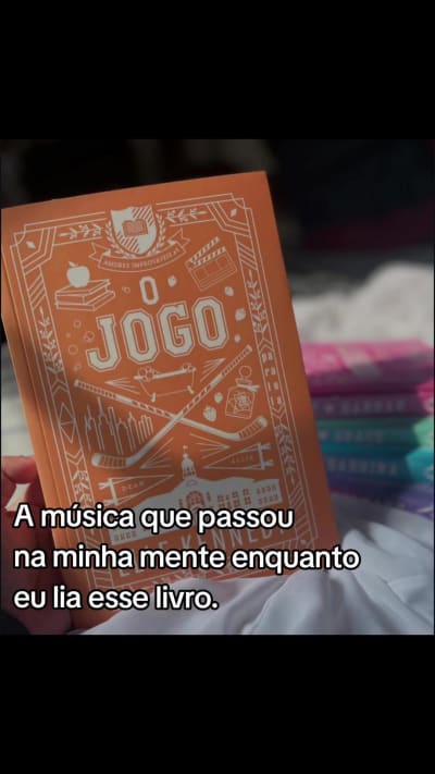 Esse livro é babado, a autora pesou no hot, amo esse casal kkk. #hot #books #booktok #offcampus #reels