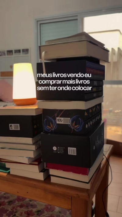 meus livros: vc pretende colocar os próximos onde exatamente? 🤨 #livros #meme #booktok