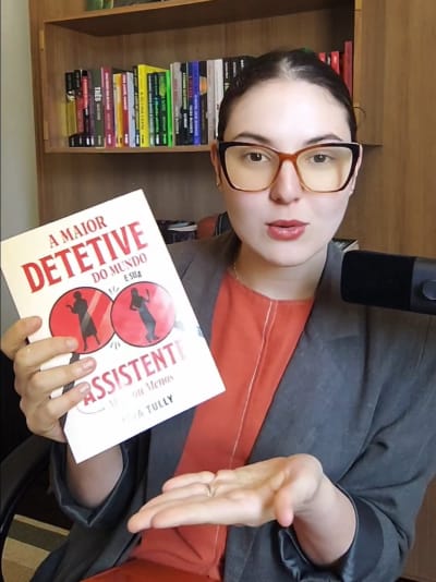 já leu?? bora ler juntos? Tô ansiosíssima pra ler esse suspense da @Editora Jangada A maior detetive do mundo e sua assistente mais ou…