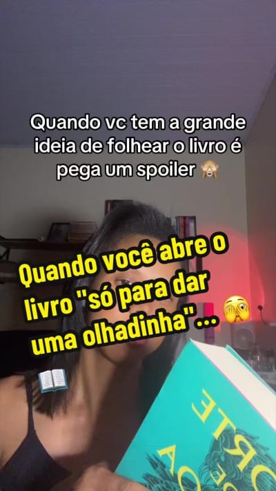 Aquele risco calculado que sempre dá errado! 😂 Você só queria sentir o cheirinho do livro ou ver quantas páginas tinha o capítulo…