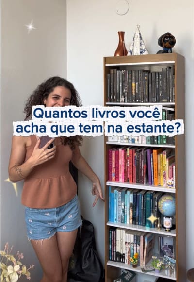 Hora de conhecer um pouquinho dos livros que moram na estante da @Açucena Vianna!! 📚✨ #clubedolivro #livros #leitura #indicacaodelivros…