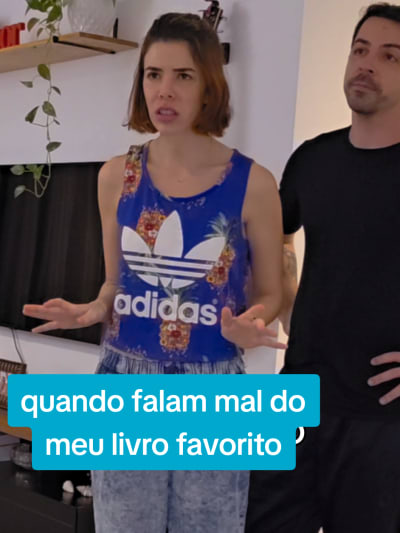 por favor, não fale mal do meu livro favorito. paz ✨️😂 . . . #leitores #livros #booktokbrasil #memeliterario #leitoresdotiktok