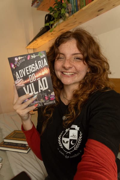 Se você ainda não entrou para o expediente mais caótico da literatura, esse é o seu sinal. 👀 Assistente do Vilão tem fantasia, romance…