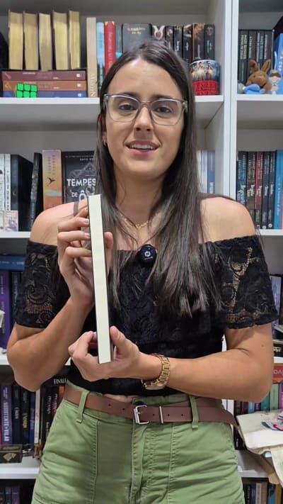 Eai pessoal, bora falar de livros? . A indicação de hoje é uma coleção que estou gostando bastanteee, sério. Estou quase terminando o…