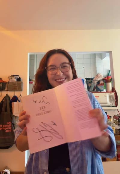 #costura com @Gabi | Booktok 📚 A nova joia da minha estante 😂🩷✨ Meu livro favorito com o autógrafo da minha escritora favorita, não…
