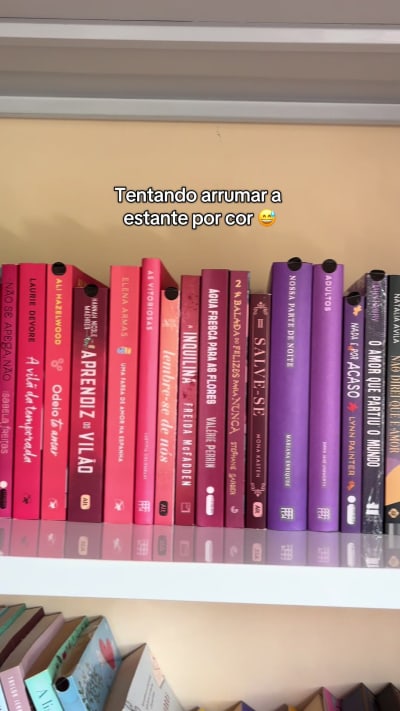 Tentando arrumar minha estante de livros por cor #estantedelivros