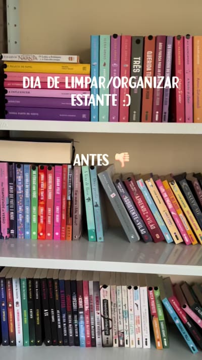 Dia de limpar/organizar estante 📖🫶 #estantedelivros #livros #livro #book #books