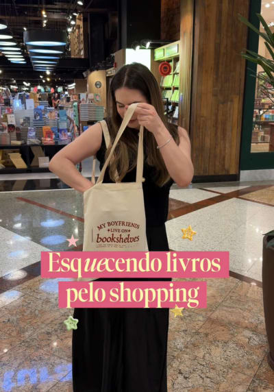 Deixei 3 livros espalhados pelo shopping, cada um com um bilhetinho, pra ver quem encontrava primeiro. 📚🤍 Agora eles seguem caminho pra…