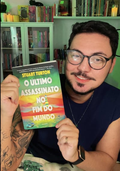 Terminei O Último Assassinato no Fim do Mundo e essa foi uma daquelas leituras que me fizeram desconfiar de absolutamente tudo. 👀 Na…