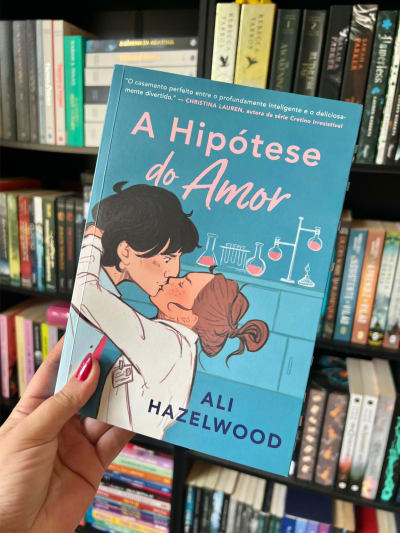 Hoje lançou a adaptação de A Hipótese do Amor da Ali Hazelwood! 🩵 Esse foi o primeiro livro que li da autora e foi o responsável por me…