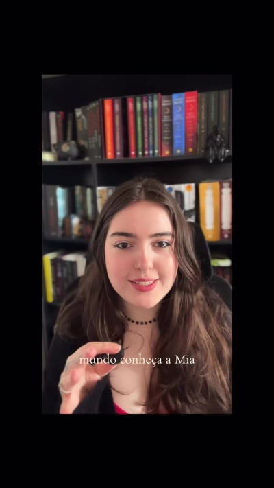 Achei significativo postar esse vídeo falando da maior bissexual dos livros de fantasia bem no dia da visibilidade bissexual 🤭🖤 #booktok…