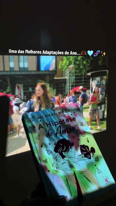 🎬 A HIPÓTESE DO AMOR — 4,5 ⭐️ Eu amei essa adaptação! 🥹❤️ E, sem dúvida, já entrou para a minha lista de melhores adaptações do ano. Uma…