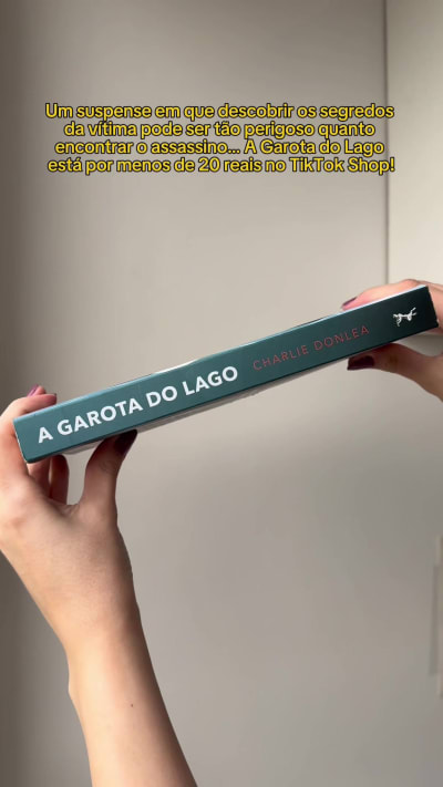 Ela tinha um futuro promissor. Agora, sua morte revela tudo o que escondia… 👀 Em A Garota do Lago, a estudante de direito Becca Eckersley…