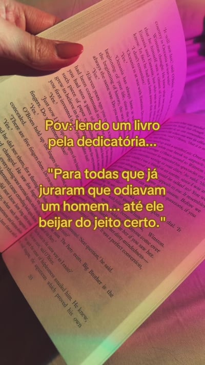 Indicando um romance com hóquei, relacionamento falso e segunda chance. 💗 Nome nos comentários. Disponível na Amazon e no Kindle…