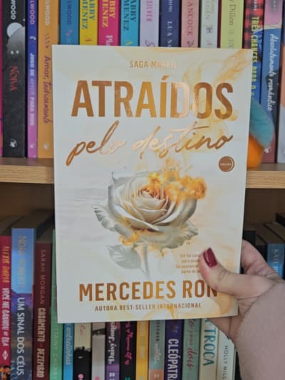Um livro que estou desesperadamente querendo começar! Já tem adaptação da Prime e o livro 2 lançou essa semana! Primeiro Dark Romance da…