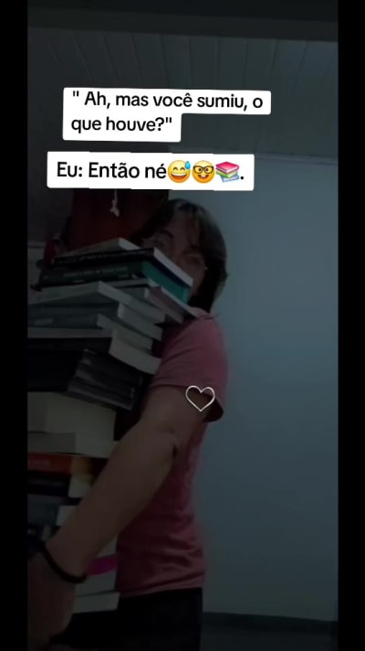 Eu bem plena no meu quarto viajando por vários mundos.😅🤓📚 #reels #BookTok #leitores #fy #books