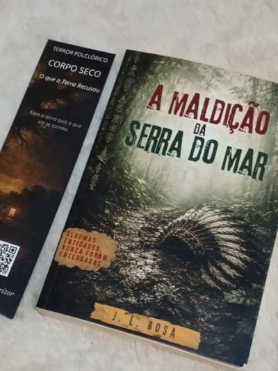 📚✨ RECEBIDO DE AUTOR ✨📚 Tem livro que chega e imediatamente dá aquela sensação de: “eu PRECISO saber o que tem aqui.” 👀🌲 Recebi A…