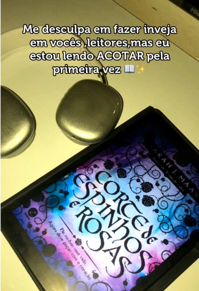 Me desculpa mais estou amando ler ACOTAR 📖✨#acotar #cortedeespinhoserosas #booktok #booktokbrasil #livros