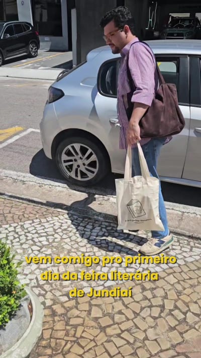 Cheguei, vi livros, participei de umas mesas, comprei mais livros do que precisava e fui embora carregando sacolinha. Ou seja: um dia…