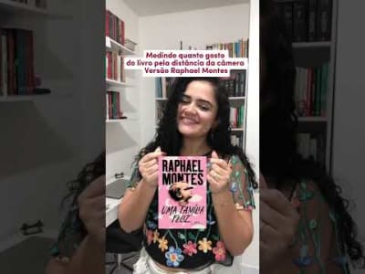Medindo o quanto gosto do livro pela distância da câmera. Versão Raphael Montes #livrosnacionais