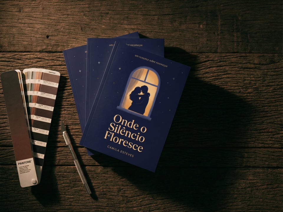 Variações de capa impressas com cartela Pantone sobre mesa escura