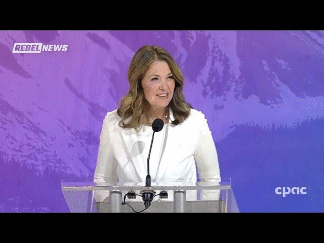 WATCH: Danielle Smith delivers rousing speech after Poilievre leadership review win