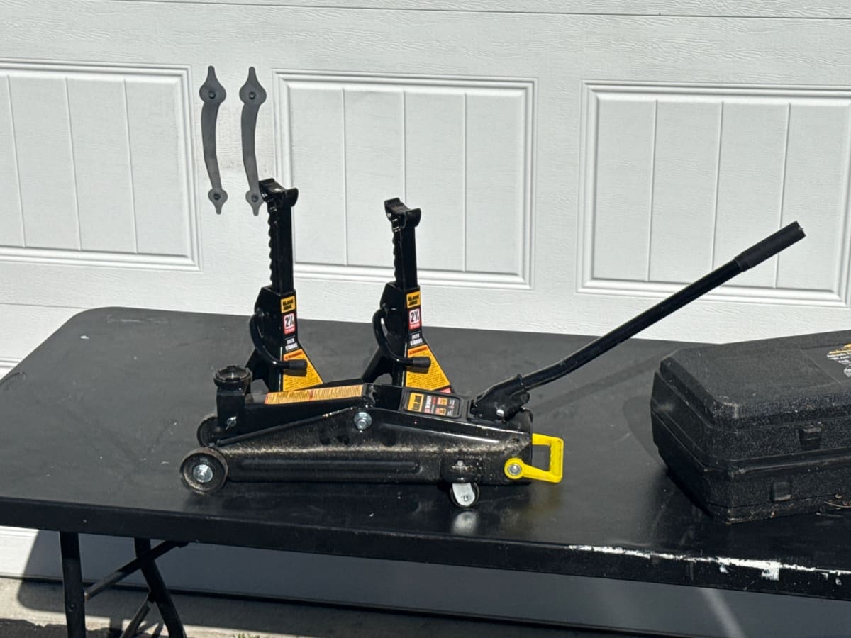 Hydraulic jack and set of stands