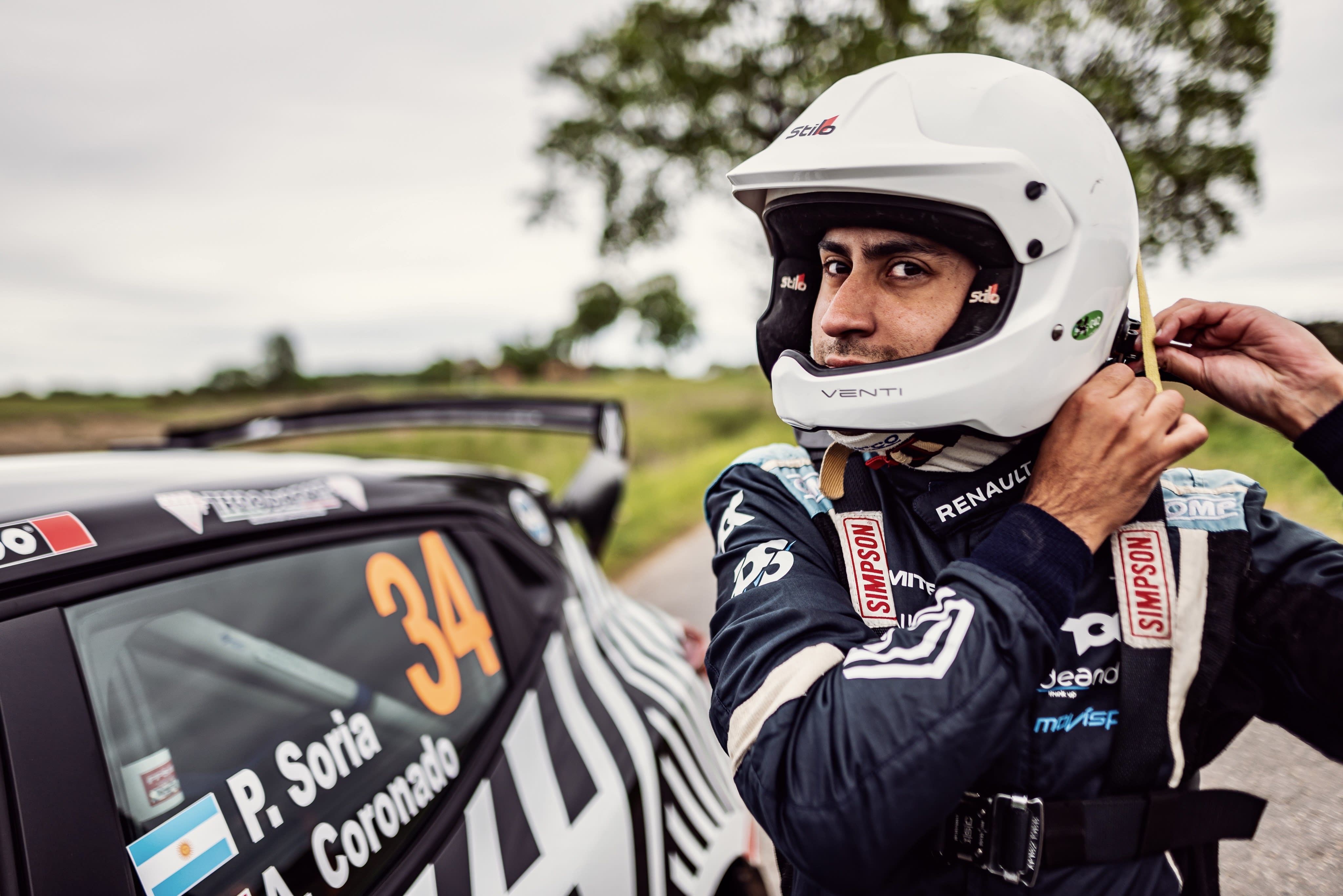 Paulo Soria putting on his helmet